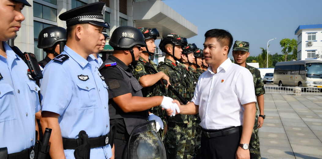 钟鸣明慰问节假日在岗一线公安民警 协警